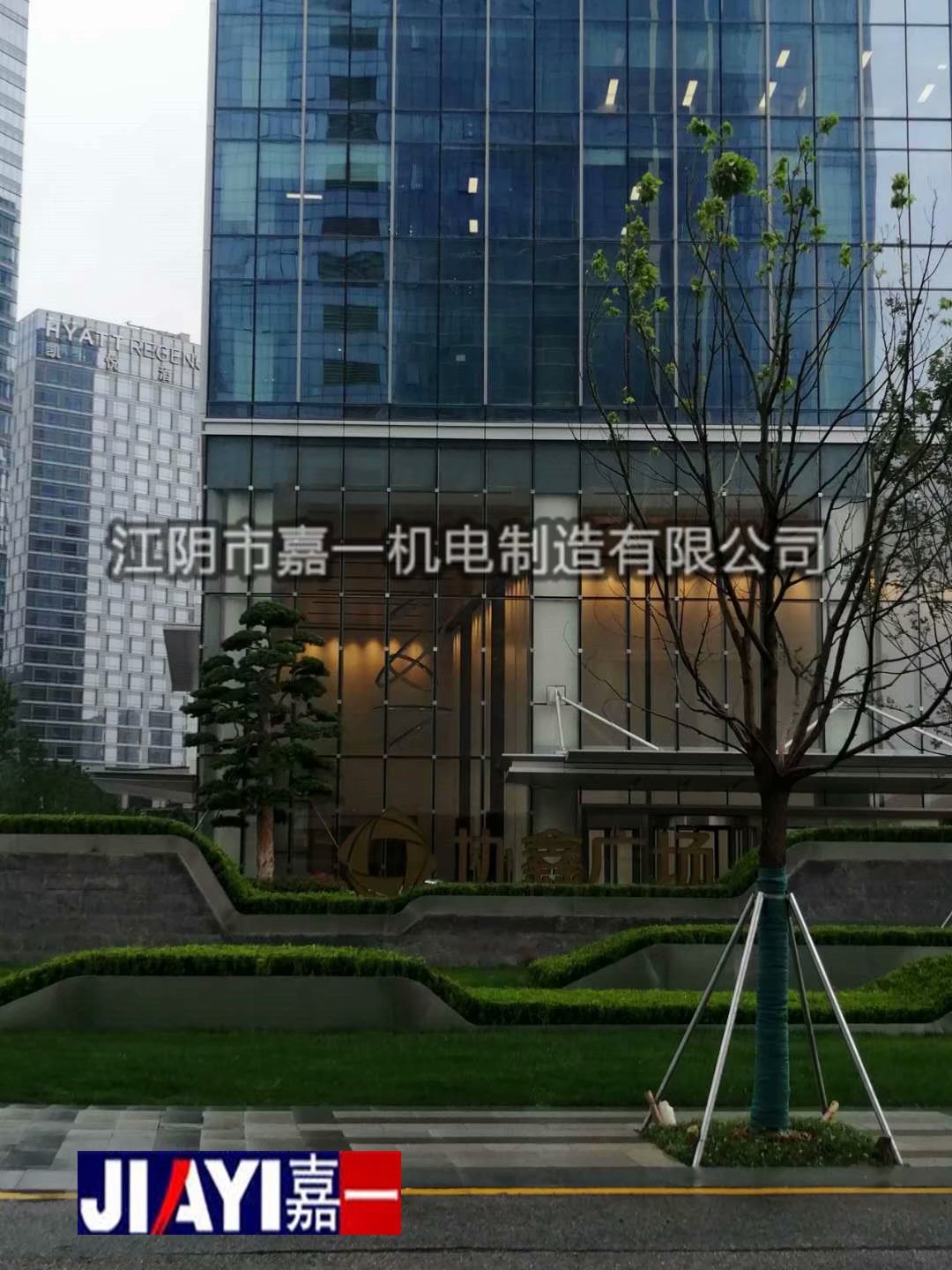 6月中旬，我司及時(shí)安排技術(shù)前往“協(xié)鑫廣場(chǎng)”為膠球清洗裝置調(diào)試，設(shè)備調(diào)試運(yùn)行成功！